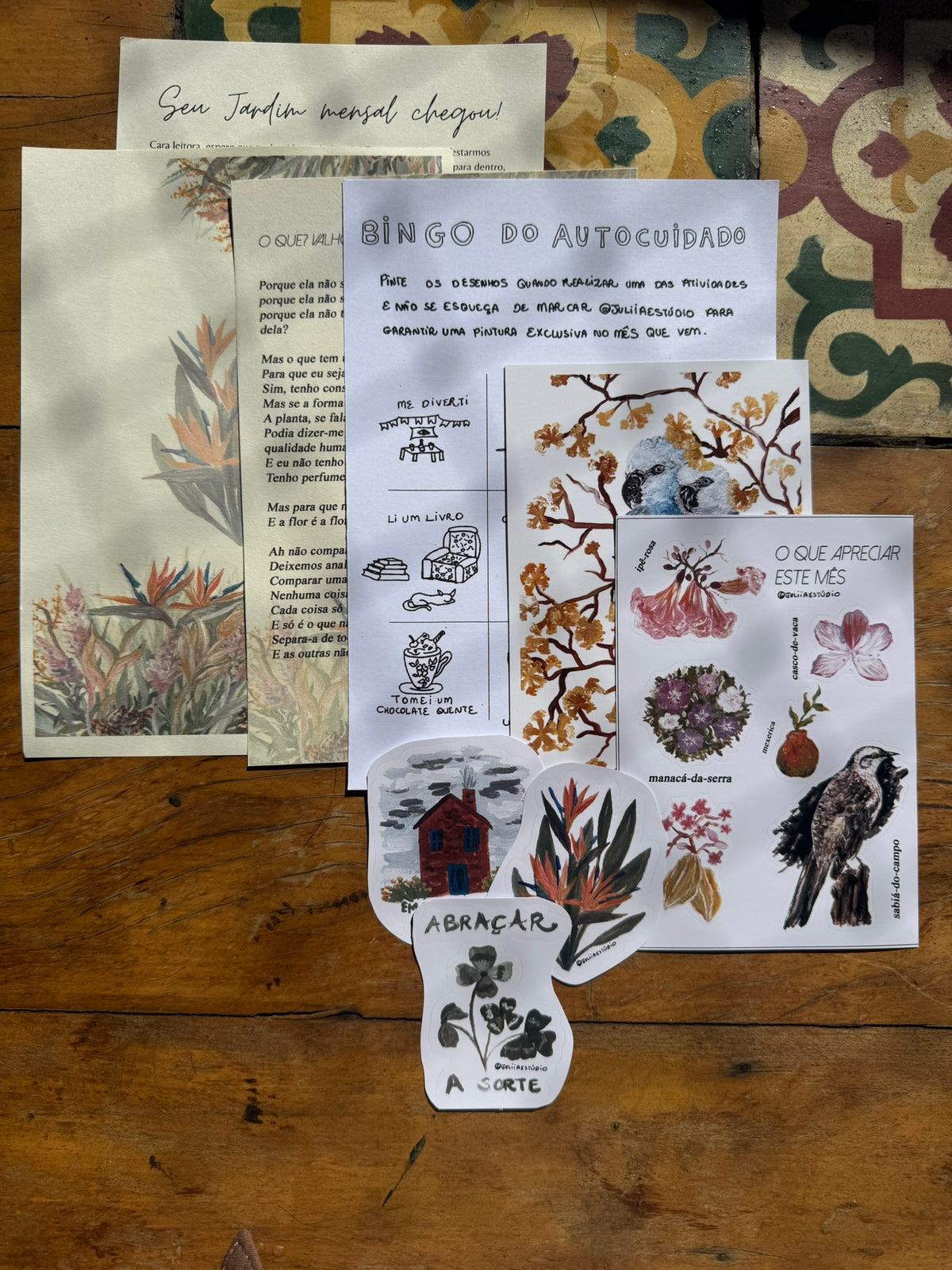 envelope do clube de cartas Jardim de Papel com papel de carta, postal e mimos ilustrados