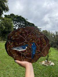 pintura de andorinhas em madeira de formato orgânico, feita à mão